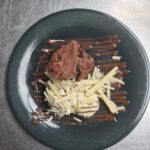 Eendenbout met rode kool, stoofpeer en aardappelgratinee.