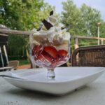 Eendenbout met rode kool, stoofpeer en aardappelgratinee.